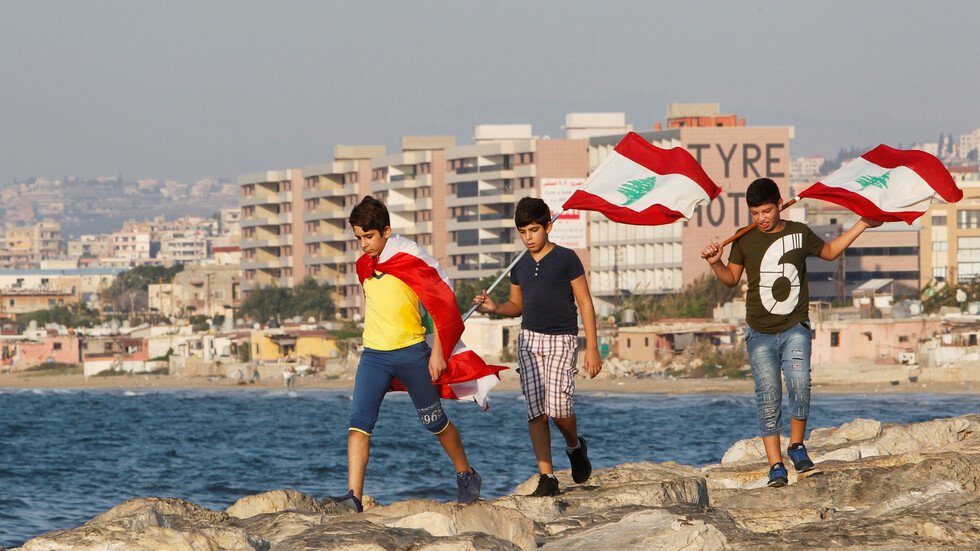 لبنان.. الجيش يفتح الطرقات والحياة تعود تدريجيا إلى طبيعتها