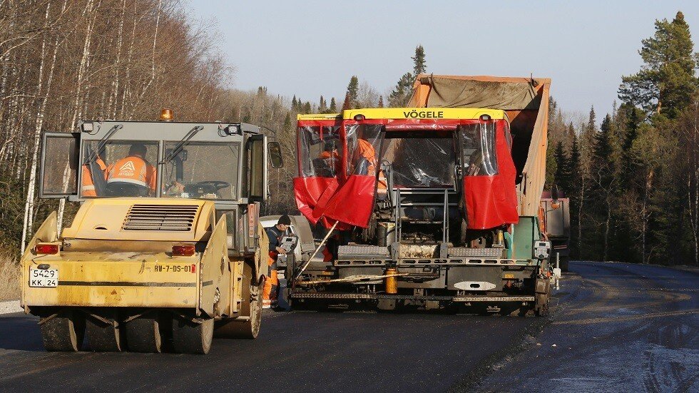 الروس يمزجون مادة بلاستيكية مع الأسفلت لإطالة عمر الطرقات
