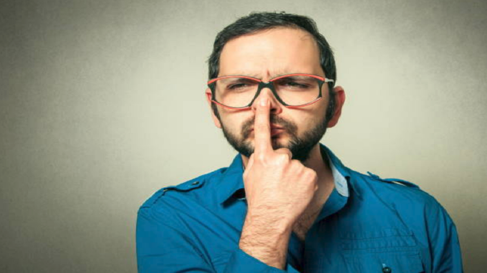 بعد 18 عاما على إدخالها.. أطباء يخرجون "عبوة قنب" من أنف سجين!