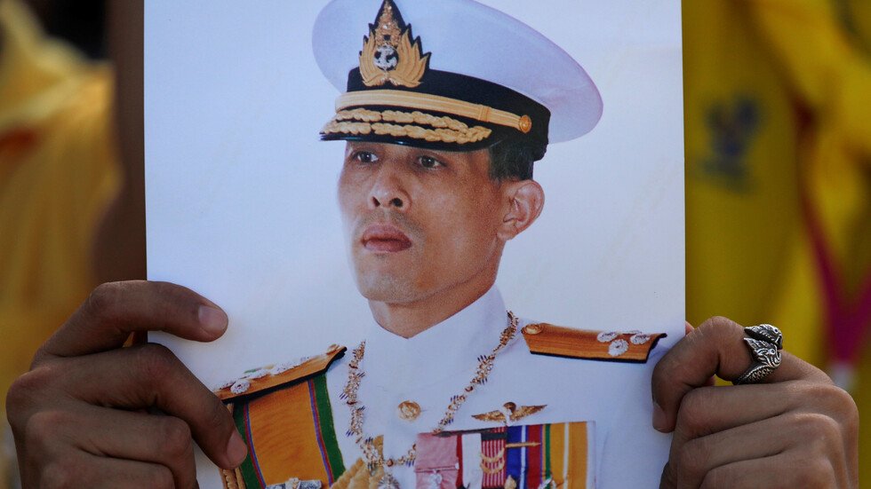 بعد طرده عشيقته الرسمية من القصر.. ملك تايلاند يبعد حراسا بسبب 