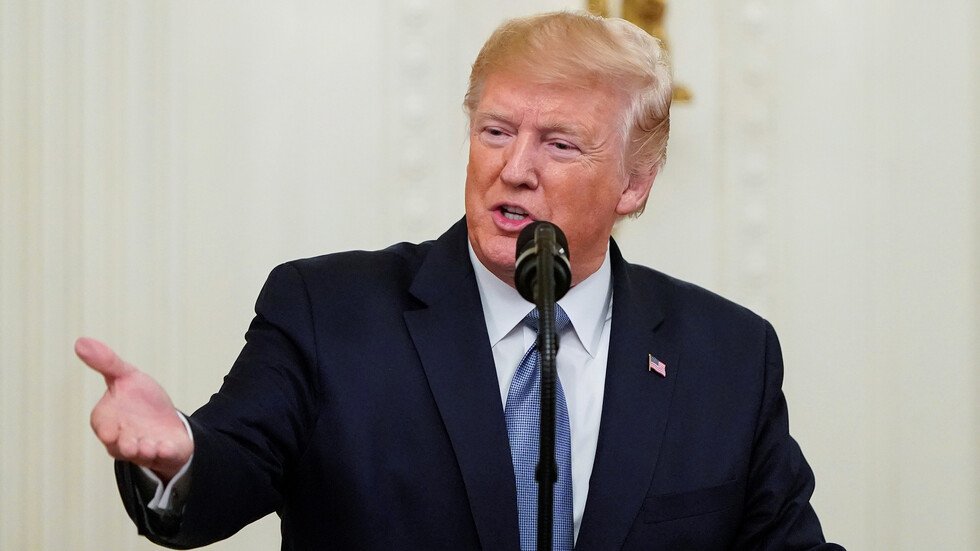 ترامب يكشف عن اسم "قاتل" البغدادي.. ويقلده وساما! (صورة)