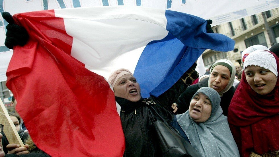 إدانة تركية "شديدة" لمشروع قانون فرنسي يخص المسلمات