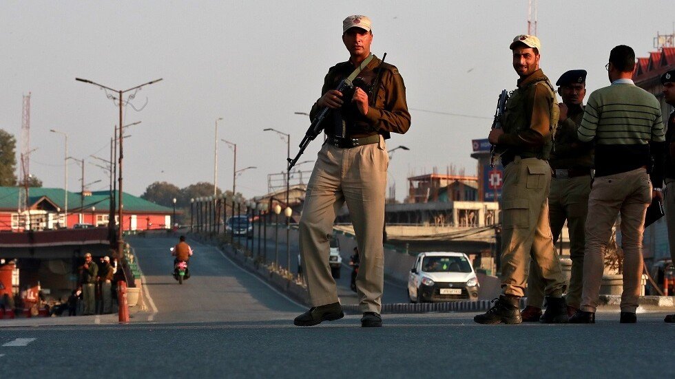 بدء سريان قرار التقسيم وإلغاء الحكم الذاتي في كشمير الهندية