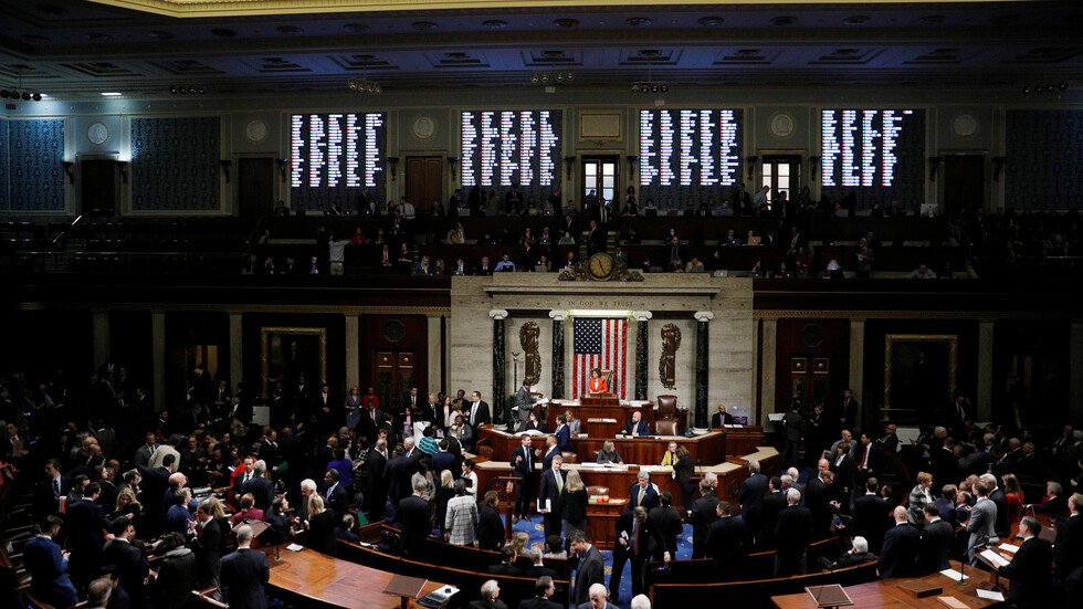 مجلس النواب الأمريكي يصادق على إطلاق المرحلة العلنية للتحقيق في مسألة عزل ترامب