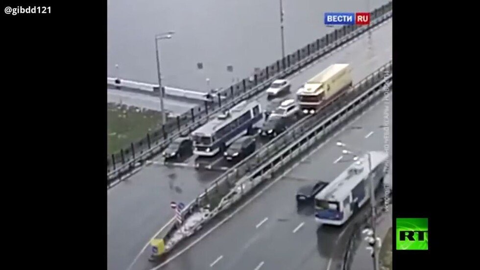 شاهد.. شاحنة تصطدم بمجموعة سيارات وتجر إحداها عشرات الأمتار