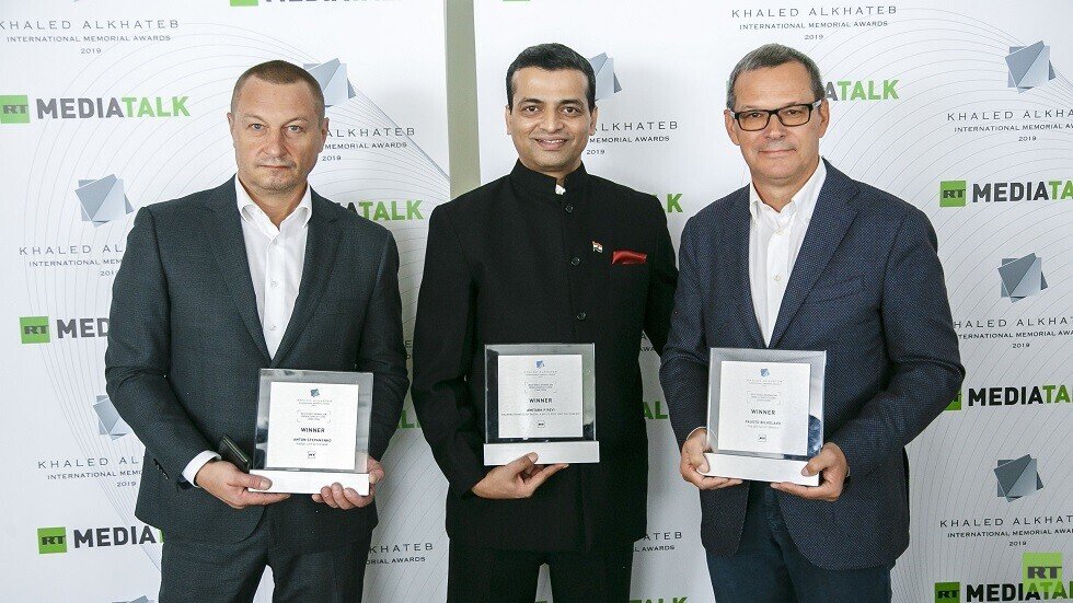 الفائزون بجائزة خالد الخطيب الدولية من اليمين إلى اليسار
فلاوستو بيلوسلافو (إيطاليا)، أميتاب ريفي (الهند)، أنطون ستيبانينكو (روسيا)