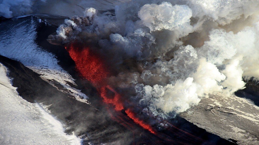 بركان في شرقي روسيا يقذف عمودا من الرماد بارتفاع 9 كم