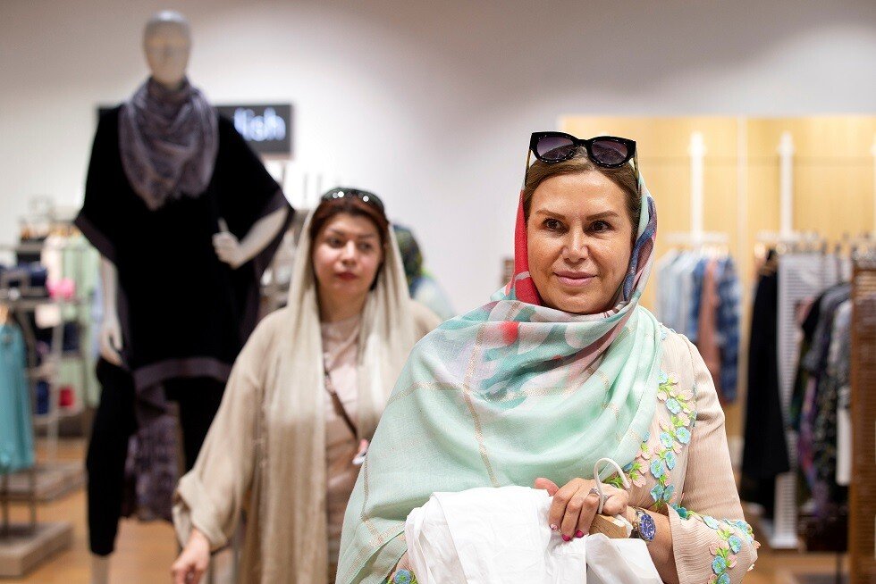 نساء إيرانيات يتسوقن في طهران -أرشيف-