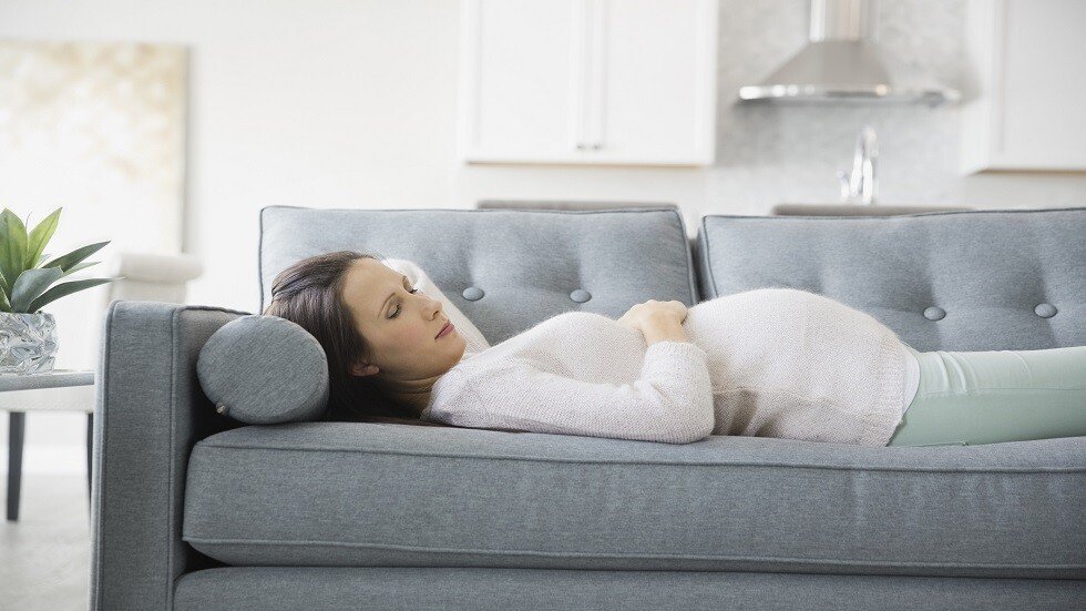لماذا ينبغي على النساء تجنب النوم على ظهورهن أواخر الحمل؟