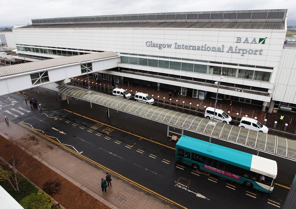 وسائل إعلام بريطانية: إجلاء مسافرين من مطار غلاسكو بعد الاشتباه في حمولة إحدى الطائرات