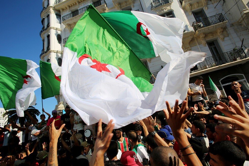 جزائريون رافضون للانتخابات يتظاهرون للأسبوع الـ 33 ويطالبون بدولة مدنية لا عسكرية