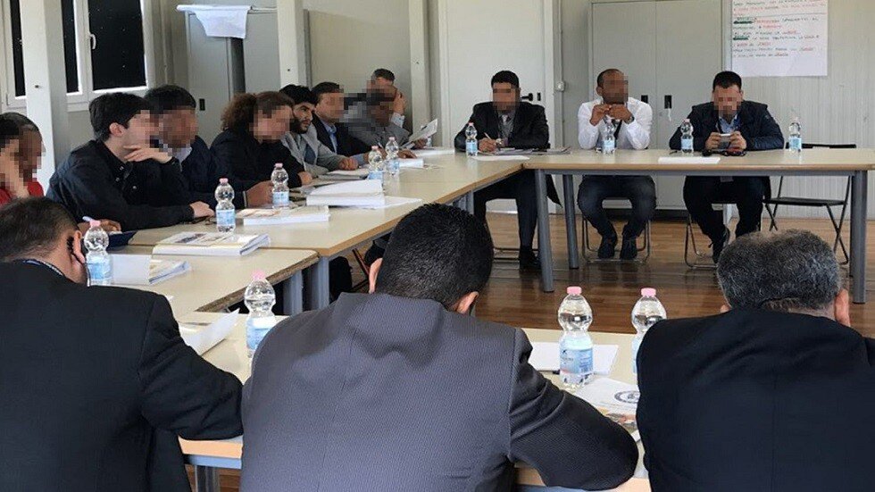 الغارديان: زعيم عصابة تهريب بشر في ليبيا يحضر اجتماعا دوليا في إيطاليا بشأن الهجرة
