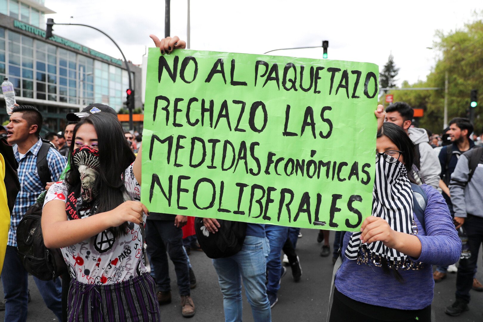 نقابات النقل في الإكوادور تعلق الاحتجاجات بعد اضطرابات استمرت يومين