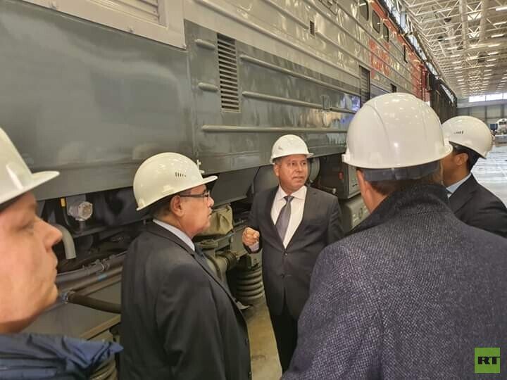 وزير النقل المصري يزور مصنع جرارات قطارات في روسيا (صور)