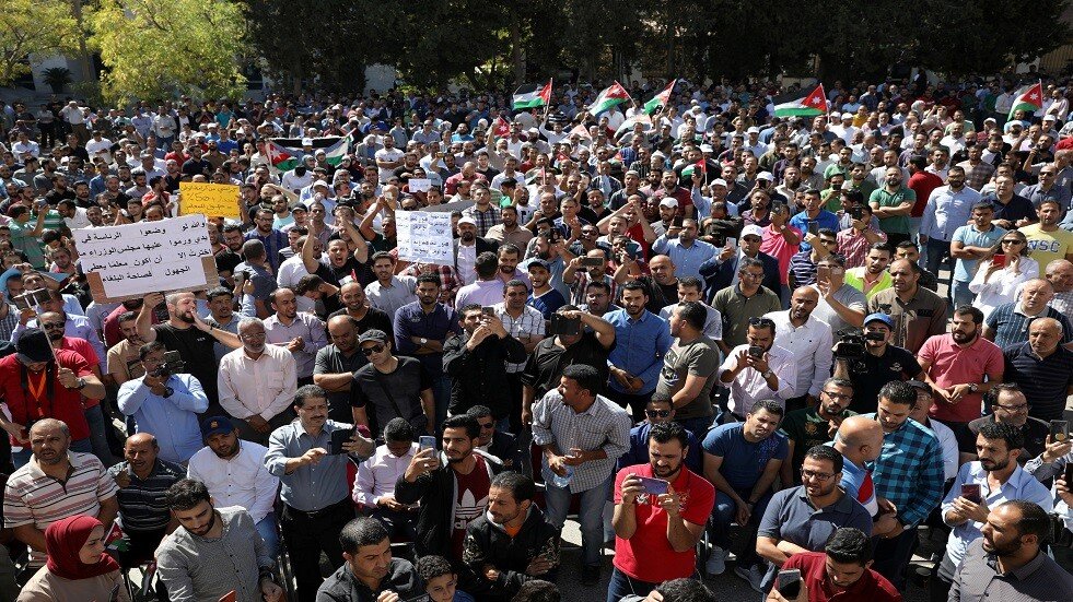 الحكومة الأردنية تتوصل إلى اتفاق مع المعلمين بمنحهم علاوات وامتيازات لإنهاء إضرابهم