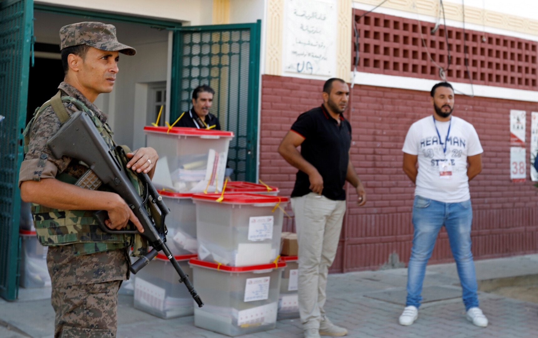 التونسيون ينتخبون ثالث برلمان لهم بعد الثورة