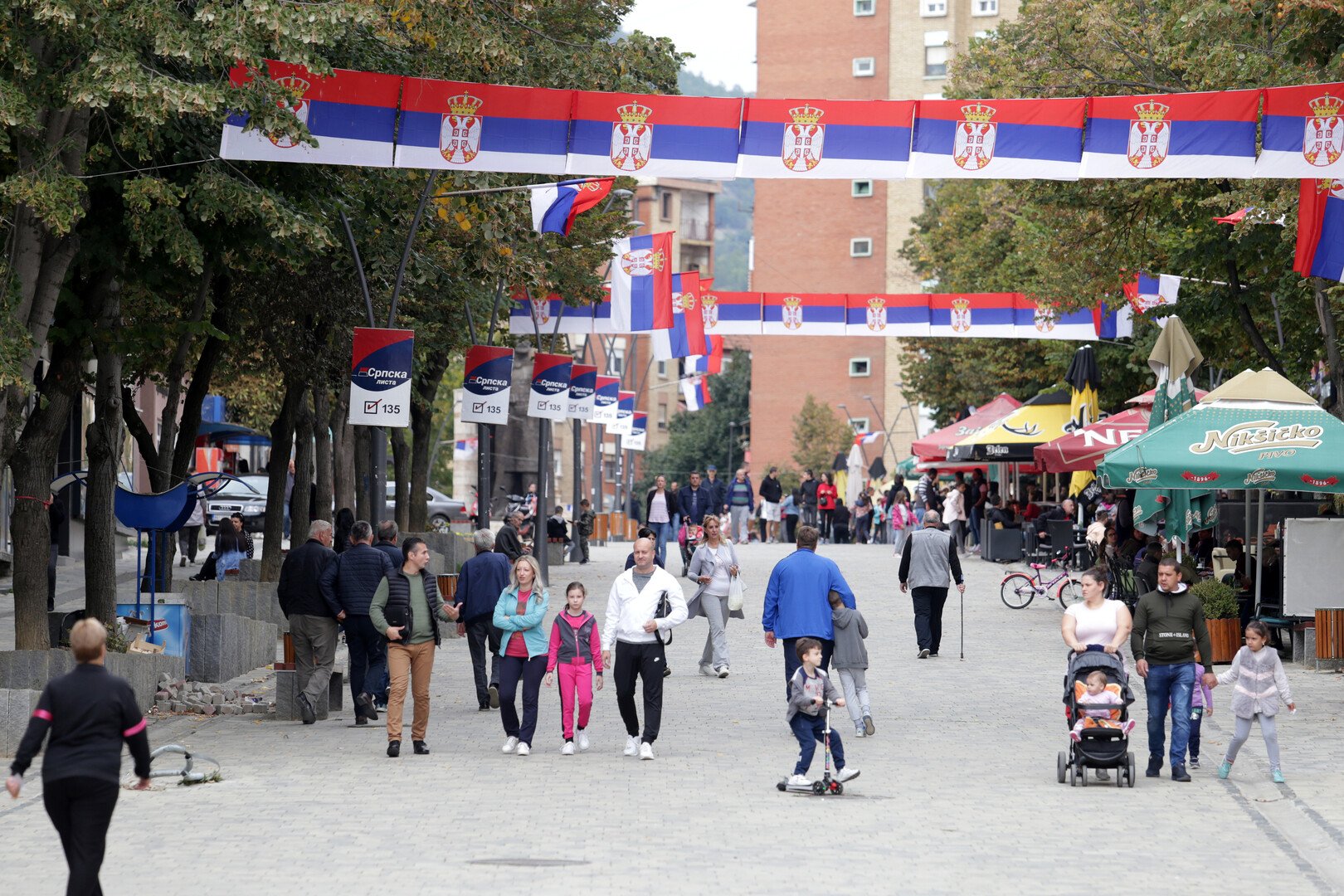 الناخبون في كوسوفو يصوتون في انتخابات عامة يركزون فيها على الفساد واتفاق مع صربيا