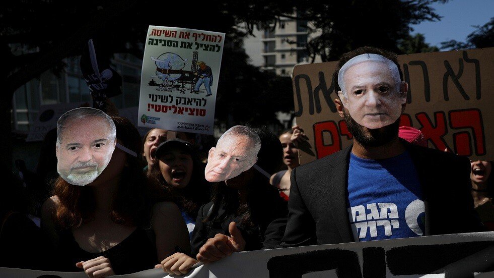 متظاهرون إسرائيليون ضد الحرب يرتدون أقنعة لنتنياهو وليبرمان وكاتس - أرشيف