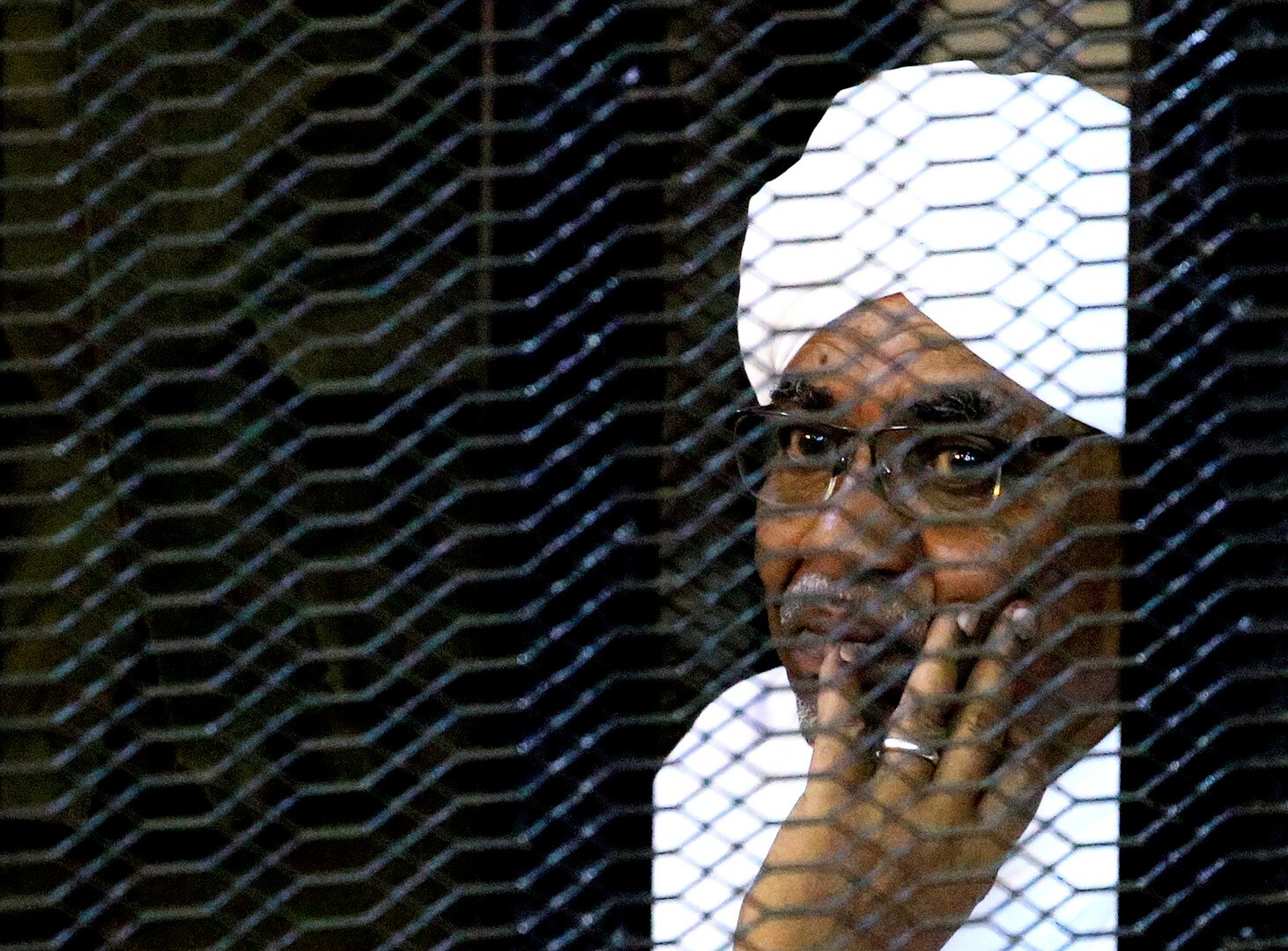 المحكمة الدستورية السودانية تنظر في إمكانية تسليم البشير وقيادين آخرين إلى لاهاي