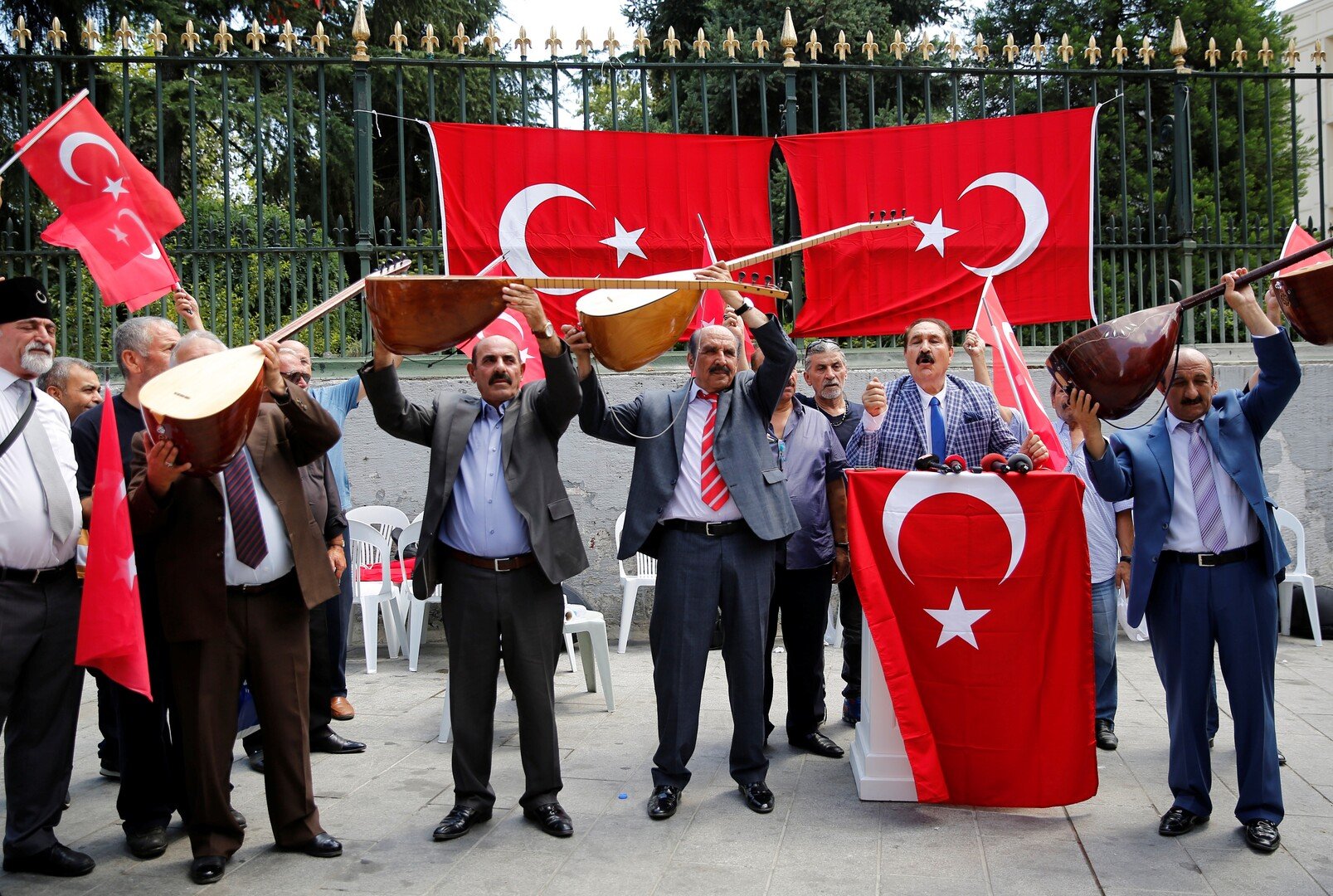 الليرة التركية تقاوم بعناد