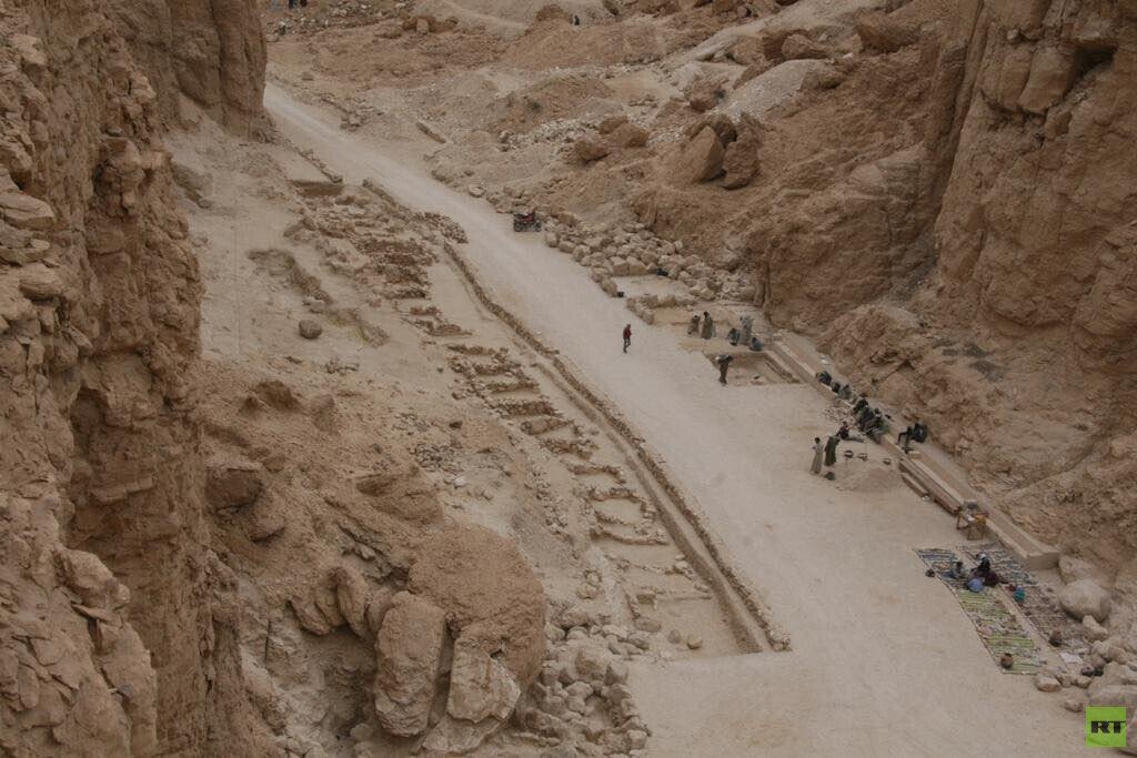 مصر تعلن عن اكتشاف أثري كبير في منطقة العثور على تابوت 