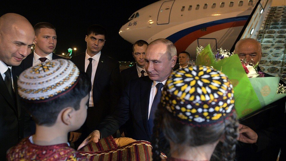 بوتين في عشق آباد لحضور قمة رابطة الدول المستقلة