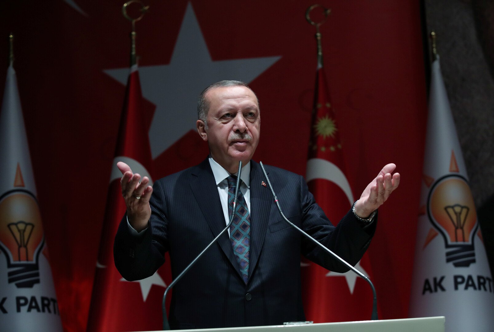 أردوغان يسأل ميركل: هل أنتم معنا أو مع الإرهابيين؟