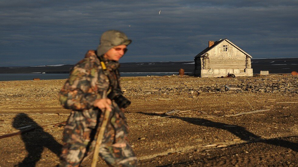 الجنود الروس يشاركون في إزالة النفايات من القطب الشمالي
