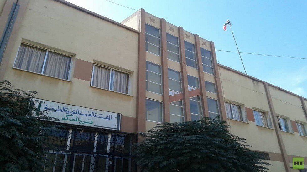 رفع العلم السوري فوق المباني الحكومية في القامشلي والحسكة