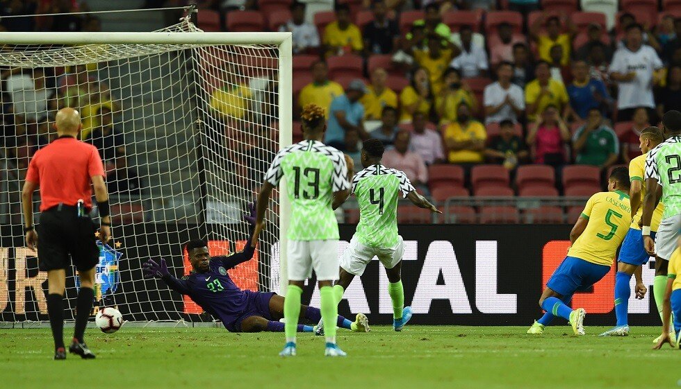 حارس منتخب نيجيريا يتعرض لإصابة قوية في مباراة البرازيل (فيديو)