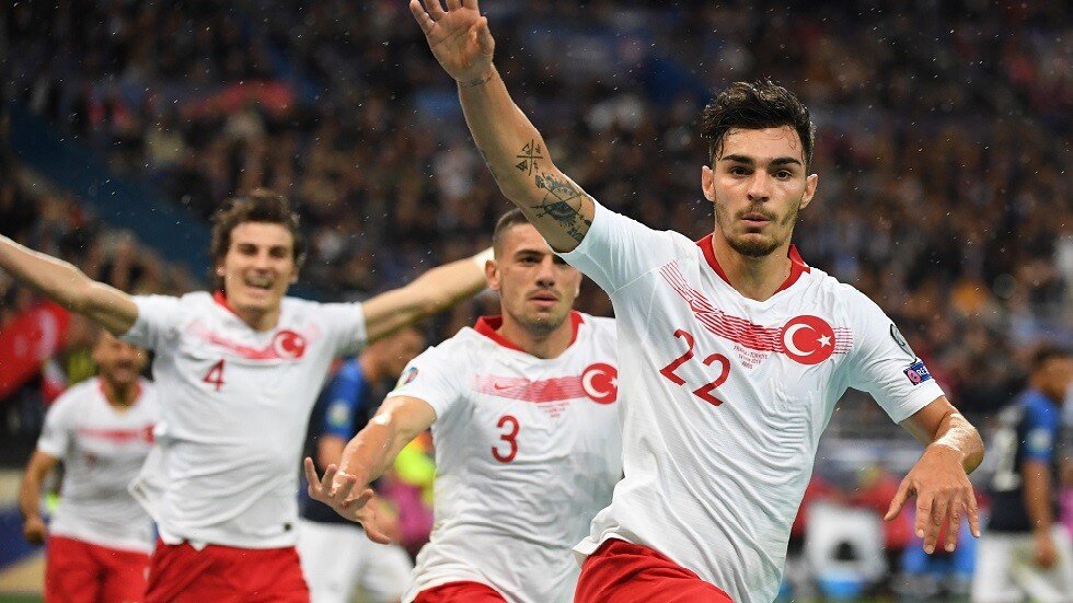 لاعبو تركيا يتحدون العقوبات المحتملة ويؤدون تحية عسكرية بمباراة فرنسا (فيديو)
