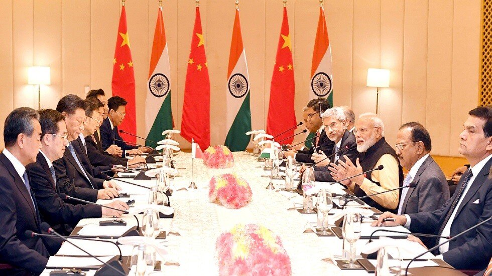 الفيل الهندي والتنين الصيني قررا العيش بسلام