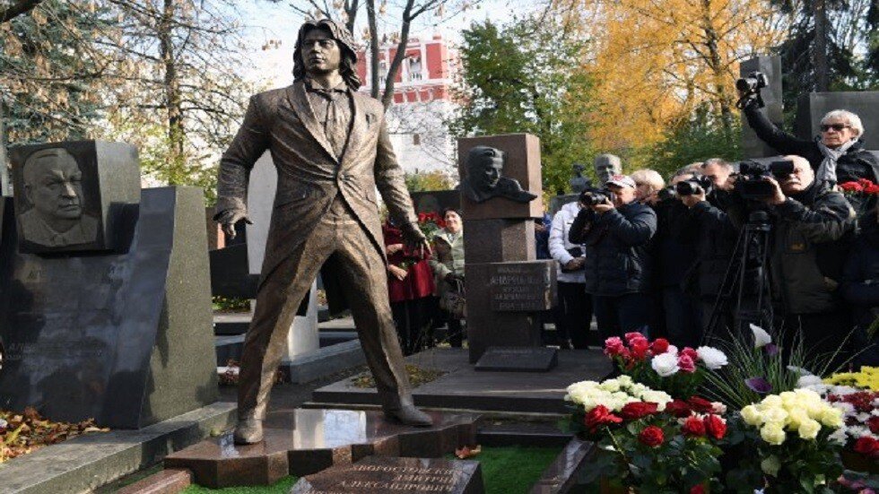 إزاحة الستار عن تمثال المغني دميتري خفوروستوفسكي في موسكو