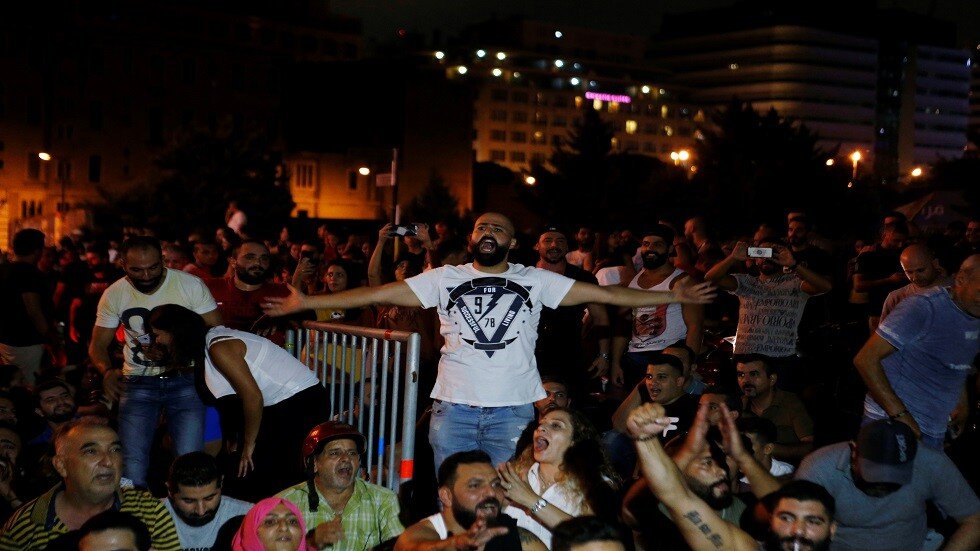 مجلس الوزراء اللبناني يلغي جلسة مع تواصل الاحتجاجات وإغلاق الطرق