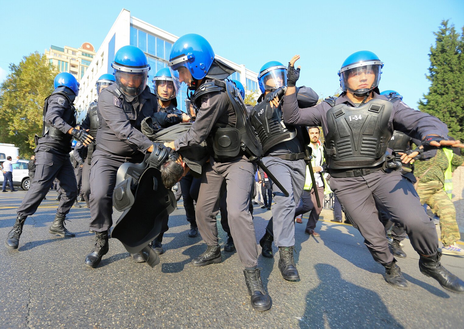 الشرطة الأذربيجانية تحتجز 60 شخصا شاركوا في مظاهرة غير مرخصة بباكو