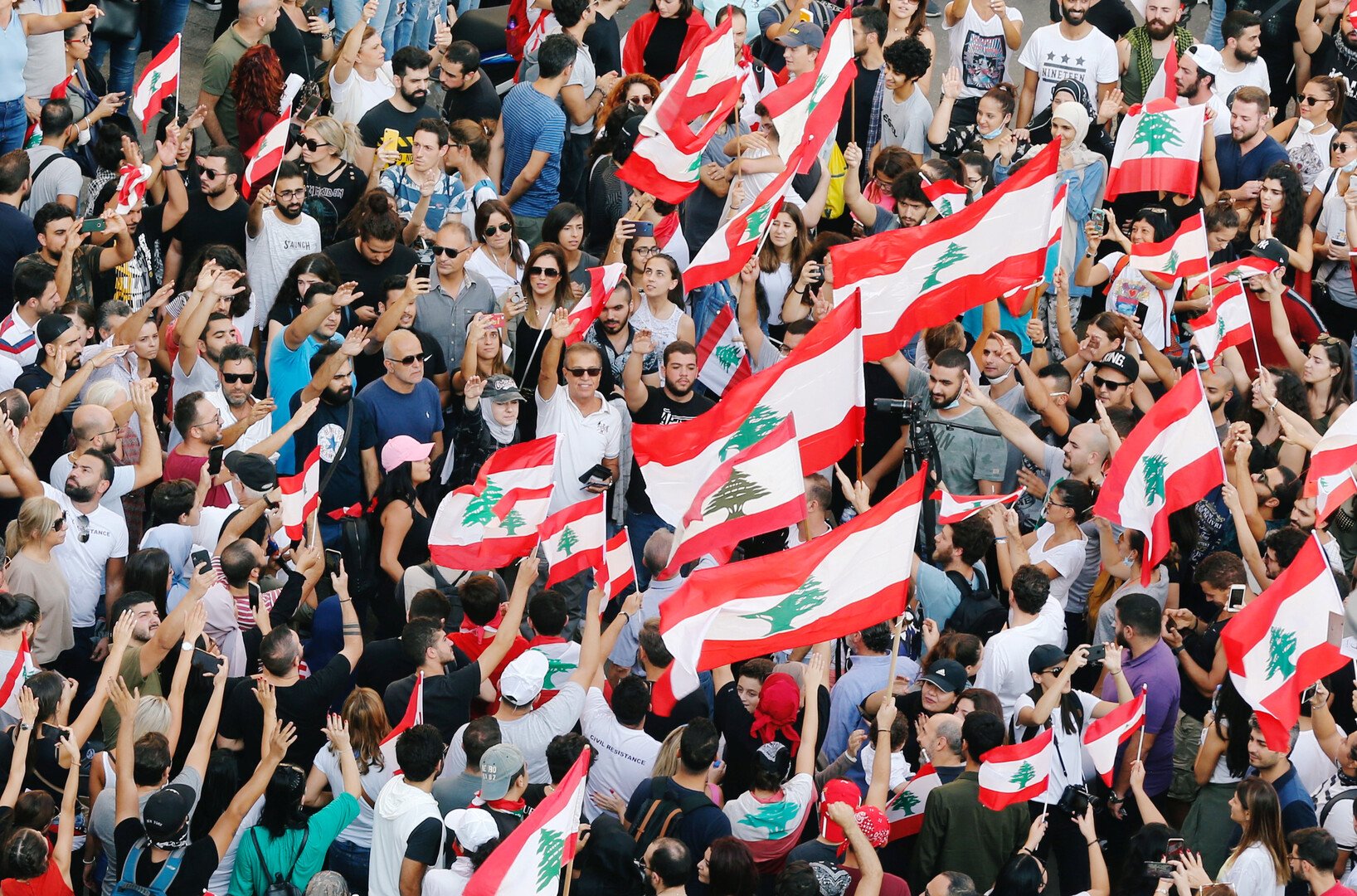 حكومة لبنان تتبنى ميزانية خالية من ضرائب جديدة وتجتمع الأحد لإيجاد مخرج من الأزمة