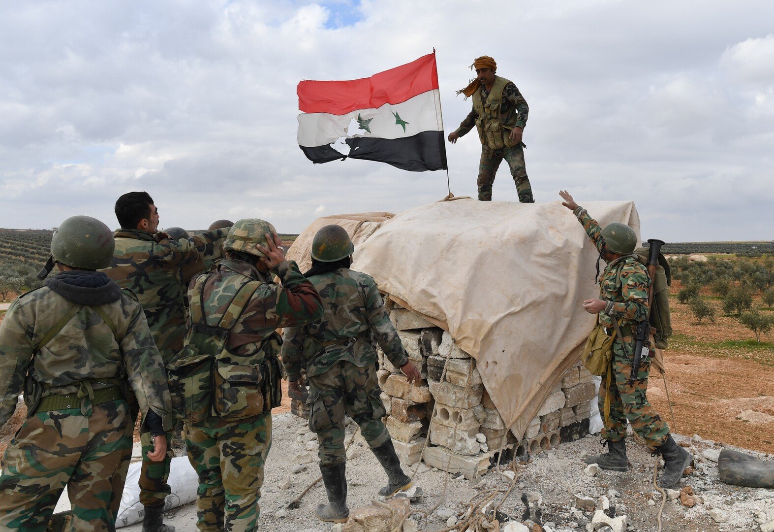 مصدر ميداني: أرتال للجيش السوري تتجه إلى شرق الفرات للانتشار في ريف الحسكة