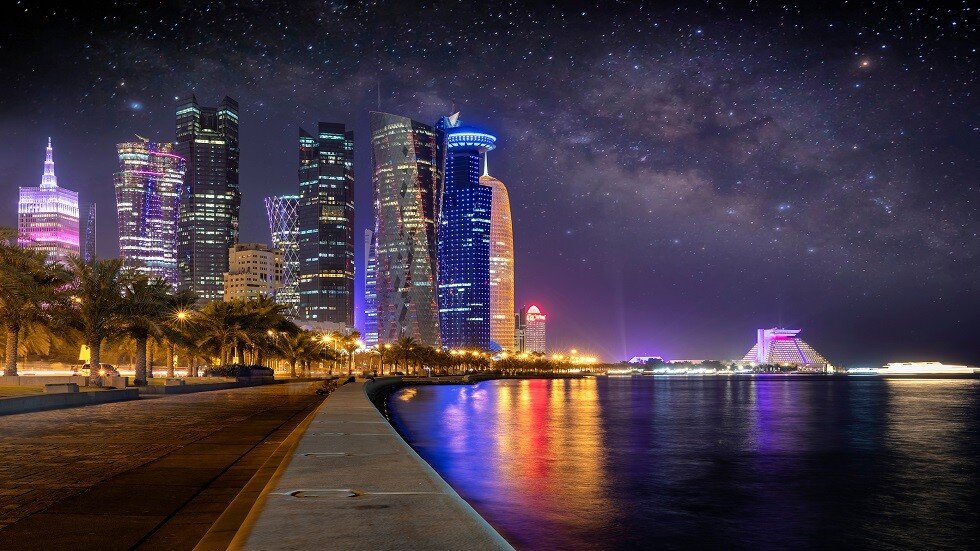 قطر تغير ألوان طرقاتها وتنشر المكيفات في الشوارع لمجابهة الحر