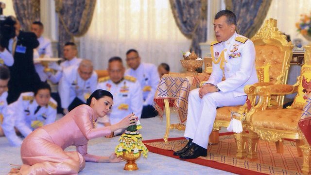 ملك تايلاند يجرد زوجته الجديدة من ألقابها الملكية ورتبها العسكرية