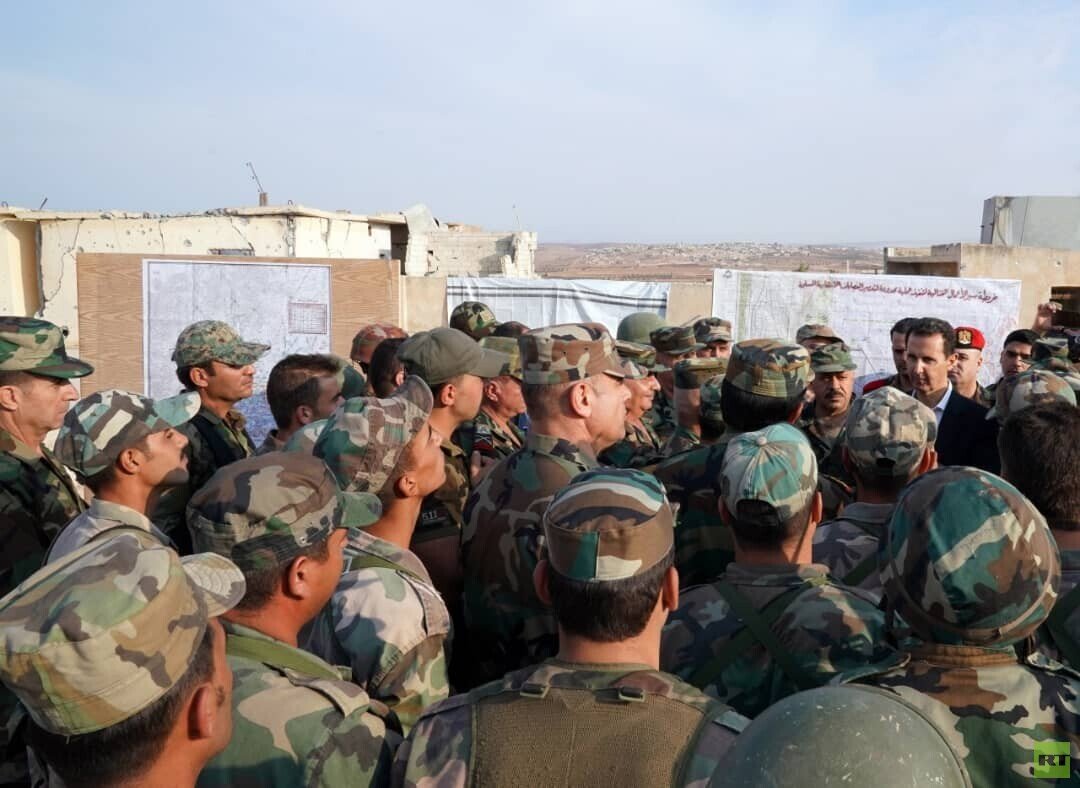 الأسد يتفقد الخطوط الأمامية ببلدة الهبيط في ريف إدلب (صور)