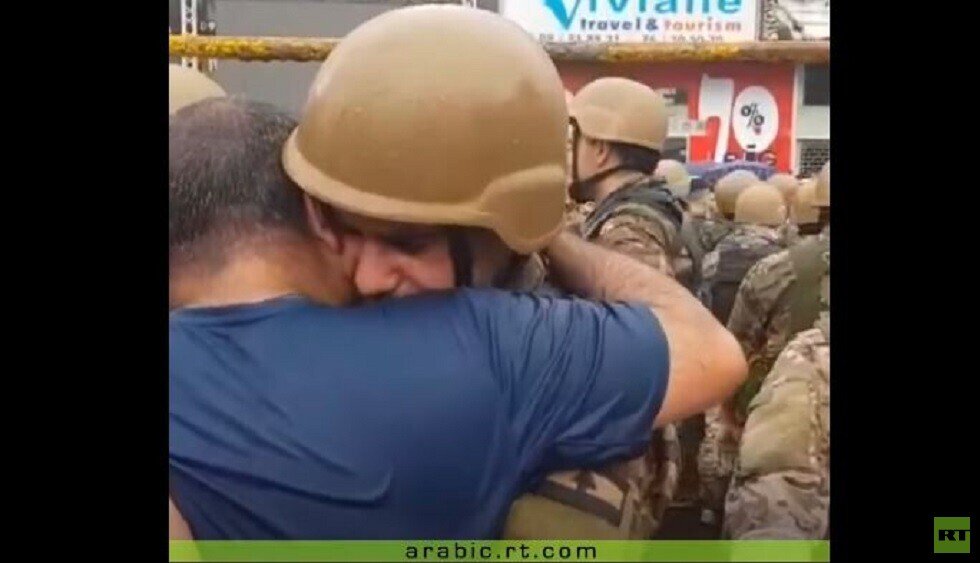 لحظات مؤثرة بين جندي لبناني والمحتجين