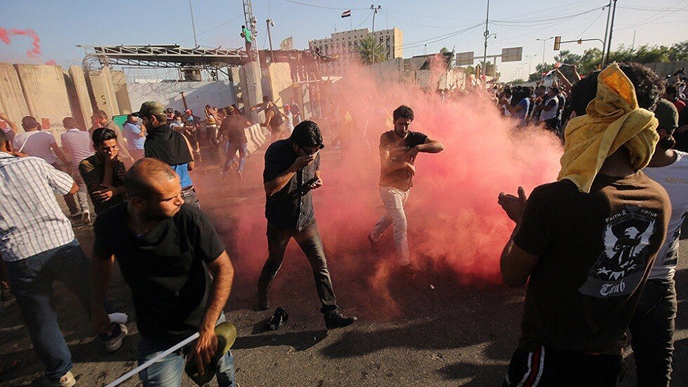 الشرطة العراقية تستخدم خراطيم المياه لتفريق المتظاهرين في المنطقة الخضراء