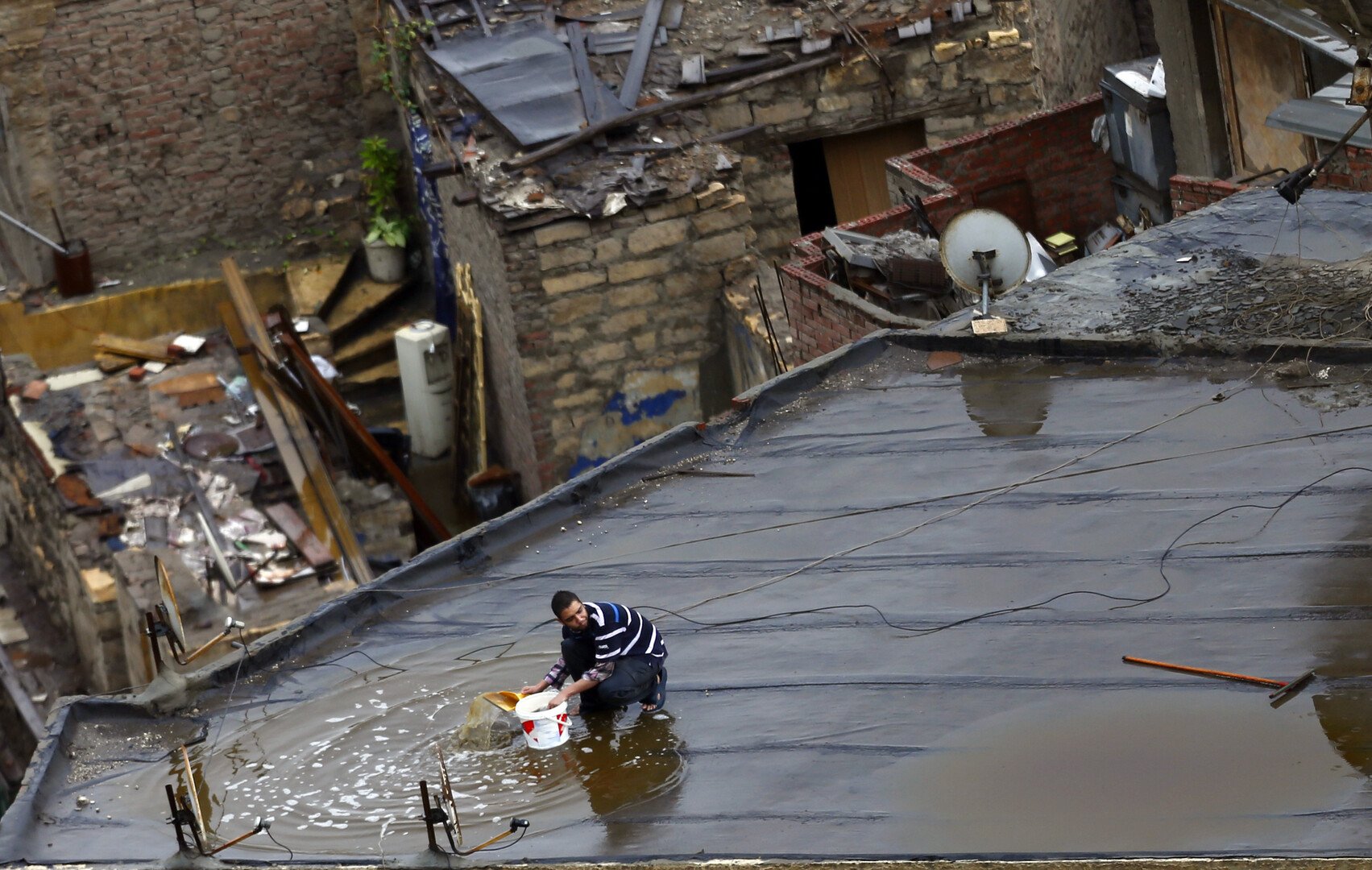 ضحايا جراء انهيار عقار بسبب الأمطار في مصر