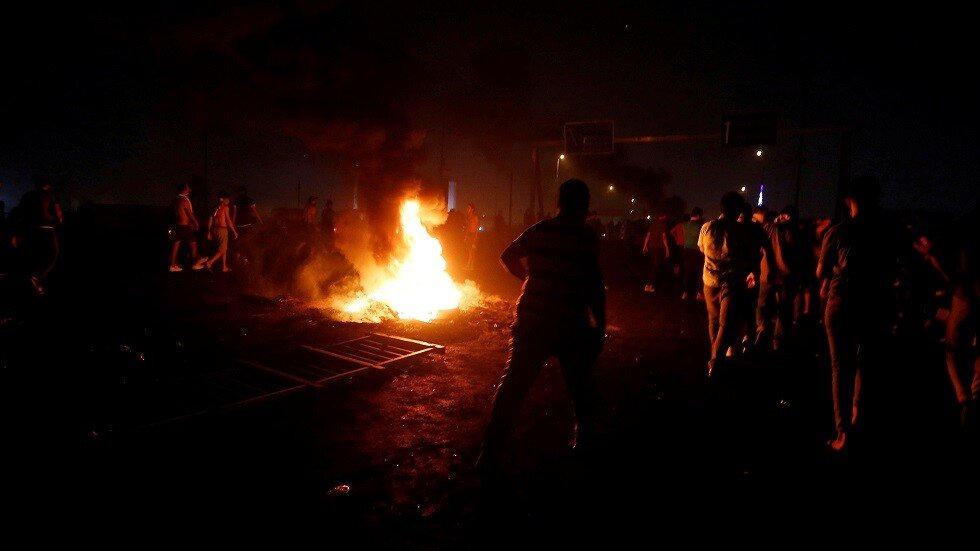 مراسلنا: مقتل 12 متظاهرا حرقا أثناء دخولهم لمقر حزبي في العراق