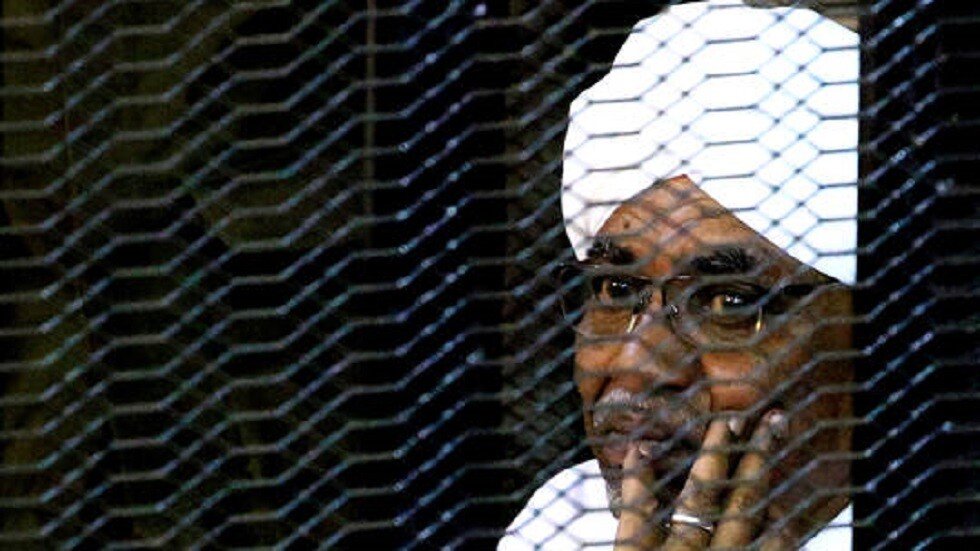 هاتف البشير في حبسه يهيّج عاصفة انتقادات في السودان