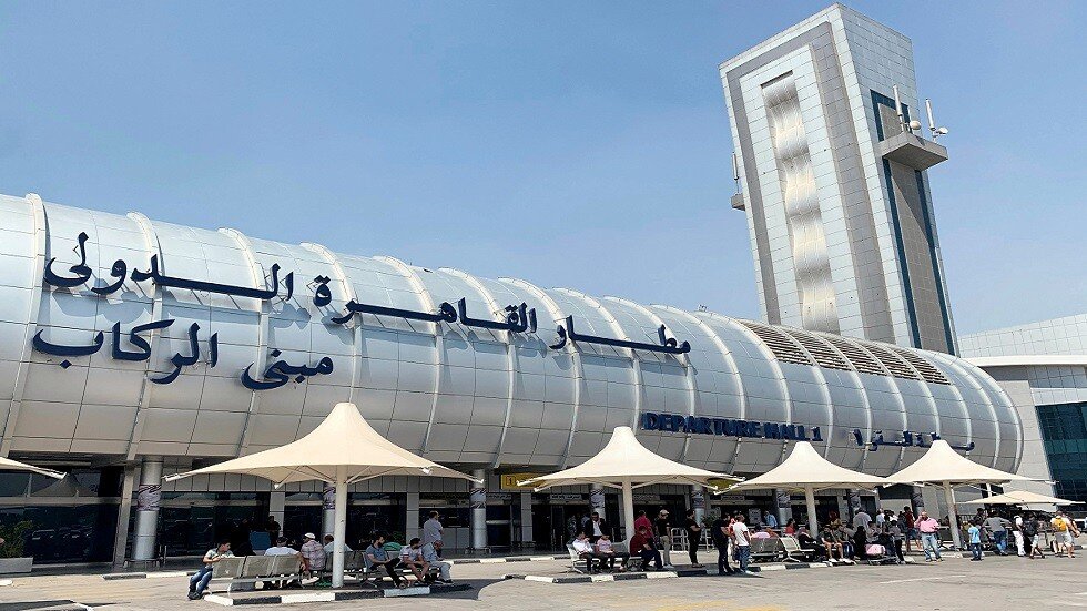 ضبط عملات أثرية بمطار القاهرة (صور)