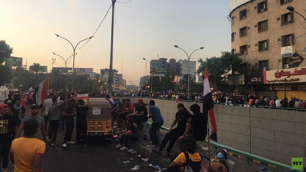 مراسلنا: متظاهرون يصلون ساحة التحرير وسط بغداد والأمن يفرقهم بالغاز المسيل للدموع 