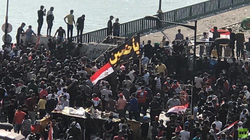 مراسلنا: الأمن العراقي يجبر متظاهرين حاولوا عبور جسر الجمهورية على التراجع