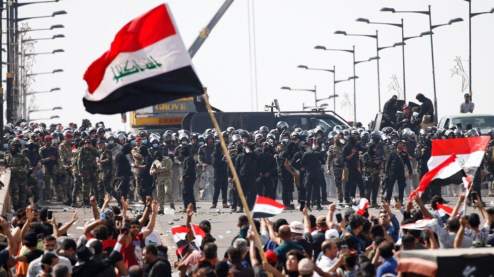متظاهرون يرفعون علم العراق فوق مبنى القنصلية الإيرانية في كربلاء