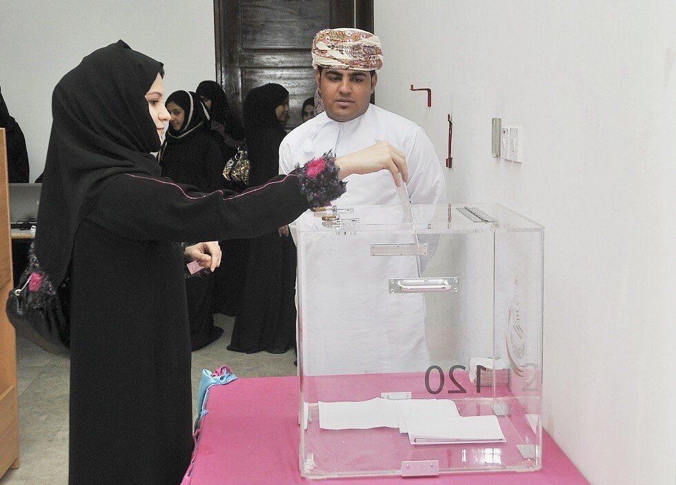 عمان.. بدء التصويت لانتخاب 86 عضوا في مجلس الشورى (صور)